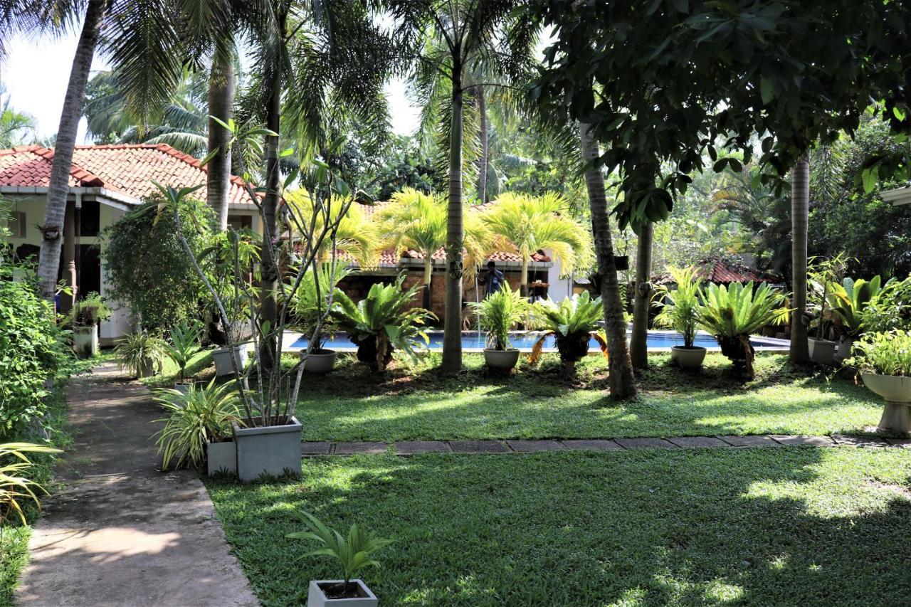 Pavana Hotel Negombo Exterior photo